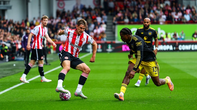 Manchester United bung sức để đánh bại Brentford